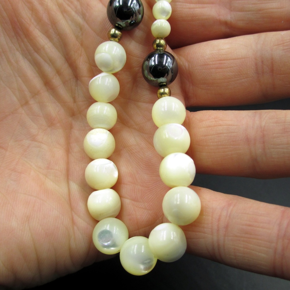 Vintage Mother Of Pearl Beaded Necklace 18 Inches - Picture 4 of 5